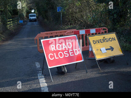 Strada chiusa segni dopo la tempesta albero caduto di blocco stradale, Hollesley, Suffolk, Inghilterra, Regno Unito Foto Stock