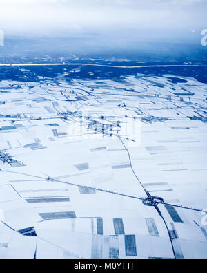 Sulla rotta di avvicinamento in aereo, campi intorno a Vienna sono coperti di neve. Il 20 gennaio 2018 Foto Stock