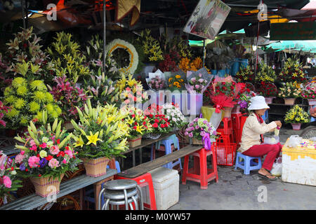 Venditore di fiori nel mercato centrale di phnom penh Cambogia Foto Stock