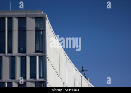 Una facciata di un edificio girato nel centro di Berlino durante la mattina in inverno 2018. Il raro cielo blu crea un contrasto con l'architettura. Foto Stock