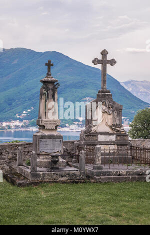 Vecchio Cimitero nel monastero Savina in Savinska Dubrava complesso forestale di Herceg Novi città sul mare Adriatico costa in Montenegro Foto Stock