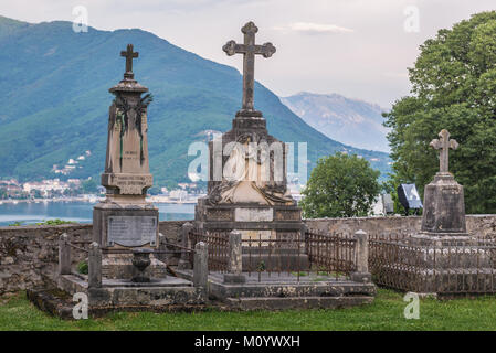 Vecchio Cimitero nel monastero Savina in Savinska Dubrava complesso forestale di Herceg Novi città sul mare Adriatico costa in Montenegro Foto Stock