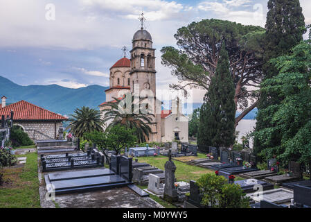 Il cimitero e il grande tempio della Dormizione della Madre di Dio nel monastero di Savina in Savinska Dubrava complesso forestale di Herceg Novi città in Montenegro Foto Stock