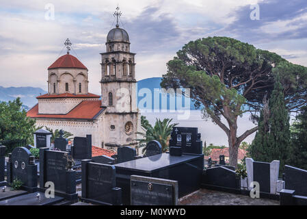 Il cimitero e il grande tempio della Dormizione della Madre di Dio nel monastero di Savina in Savinska Dubrava complesso forestale di Herceg Novi città in Montenegro Foto Stock