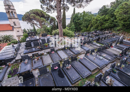 Nel cimitero del monastero Savina in Savinska Dubrava complesso forestale di Herceg Novi città sul mare Adriatico costa in Montenegro Foto Stock