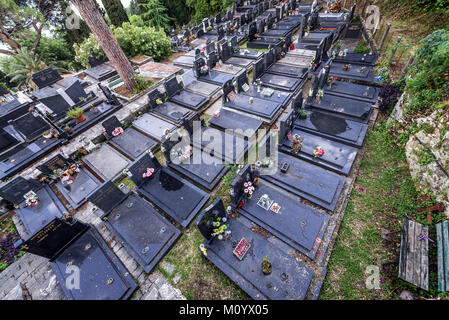 Nel cimitero del monastero Savina in Savinska Dubrava complesso forestale di Herceg Novi città sul mare Adriatico costa in Montenegro Foto Stock