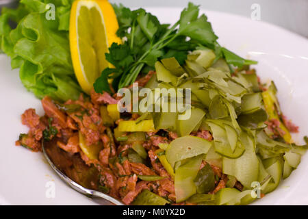 Insalata di carne con i cetrioli sottaceto, dolce e prezzemolo fresco Foto Stock