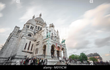 Basilica del Sacro Cuore a lunga esposizione con persone sfocate, Parigi Foto Stock