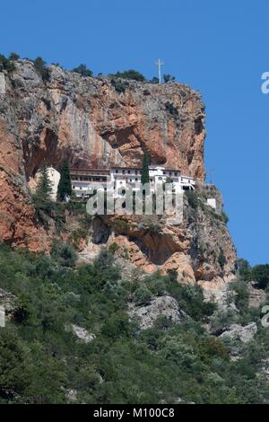 Monastero di Panagia Elona / Panagias Elonis, costruita su una rupe alta battuta sul Monte Parnon, Kosmas, Vicino Leonidio, Arcadia, Peloponneso, in Grecia, in luglio. Foto Stock