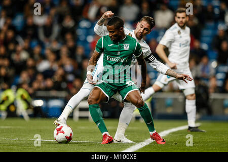 Madrid, Spagna. 24 gen 2018. Claudio Beauvue Leganes (FC) combatte per il controllo di palla con Sergio Ramos (Real Madrid), il Copa del Rey match tra Real Madrid vs Leganes FC al Santiago Bernabeu Stadium in Madrid, Spagna, 23 gennaio 2018. Credito: Gtres Información más Comuniación on line, S.L./Alamy Live News Foto Stock