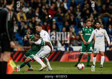 Madrid, Spagna. 24 gen 2018. Claudio Beauvue Leganes (FC) combatte per il controllo di palla con Sergio Ramos (Real Madrid), il Copa del Rey match tra Real Madrid vs Leganes FC al Santiago Bernabeu Stadium in Madrid, Spagna, 23 gennaio 2018. Credito: Gtres Información más Comuniación on line, S.L./Alamy Live News Foto Stock