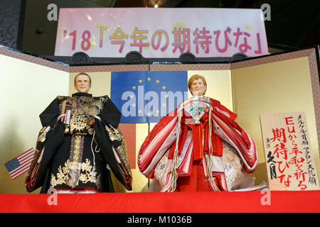 Tokyo, Giappone. Il 25 gennaio 2018. Il giapponese ''hina'' BAMBOLE modellato dopo il presidente francese Emmanuel Macron (L) e il Cancelliere tedesco Angela Merkel (R) sul display a Kyugetsu azienda il 25 gennaio 2018, Tokyo, Giappone. La bambola giapponese maker Kyugetsu Co. ha annunciato una serie di hina dolls modellato dopo il presidente francese Emmanuel Macron, il Cancelliere tedesco Angela Merkel, Giapponese figura skater Shoma Onu e velocità skater Nao Kodaira presso l'azienda showroom fino al 27 gennaio. Credito: Aflo Co. Ltd./Alamy Live News Foto Stock