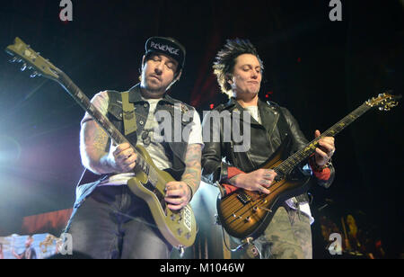 Green Bay, Wisconsin, Stati Uniti d'America. 24 gen 2018. Chitarrista Synyster Gates e il chitarrista Zacky vendetta della band si è vendicato sette volte eseguire presso il Centro Resch in Green Bay, Wisconsin. Ricky Bassman/CSM/Alamy Live News Foto Stock