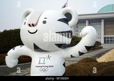 Corea del Sud: la mascotte del PyeongChang 2018 Olympic (Soohorang) nella parte anteriore del gruppo nazionale di costruzione della Corea del Sud a Seul. Foto da 30. Dicembre 2017. | Utilizzo di tutto il mondo Foto Stock