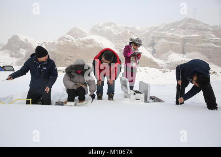 Shihezi, Huang Farong e Liu Yang condurre una ricerca sul campo sul manto di neve nella sezione centrale del Tianshan montagna nel nord-ovest della Cina di Xinjiang Uygur Regione autonoma. 24 gen 2018. (L-R) scienziati Yang Tao, Li Qian, Li Lanhai, Huang Farong e Liu Yang condurre una ricerca sul campo sul manto di neve nella sezione centrale del Tianshan montagna nel nord-ovest della Cina di Xinjiang Uygur Regione autonoma, Gennaio 24, 2018. La ricerca è stata ospitata dal Xinjiang Istituto di ecologia e Geopgraphy dell'Accademia cinese delle scienze. Credito: Jin Liwang/Xinhua/Alamy Live News Foto Stock