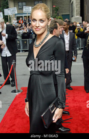 Toronto, Canada, giovedì. Xiv Sep, 2006. Sharon Stone arriva alla premiere del film 'Bobby' al Roy Thomson Hall durante il Festival Internazionale del Film di Toronto, Canada, giovedì, 14 settembre 2006. Credito: Hubert Boesl | in tutto il mondo di utilizzo/dpa/Alamy Live News Foto Stock