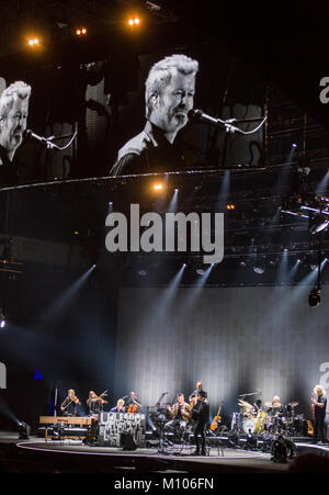 Francoforte sul Meno, Germania. 24 gen 2018. Un-ha, MTV Unplugged Tour 2018, concerto presso la Festhalle Frankfurt. Pop norvegese con banda di Morten Harket (voce), Magne Furuholmen (chiavi) e Pål (Paolo) Waaktaar-Savoy (chitarra). Credito: Christian Lademann Foto Stock