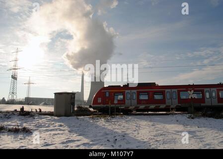 Mengede Dortmund, Germania. 04 dic 2010. Treno locale a Gustav Knepper power plant in Dortmund-Mengede su 04.12.2010. La stazione di potenza è stato arrestato su 23.12.2014 - Germania. | Utilizzo di credito in tutto il mondo: dpa/Alamy Live News Foto Stock