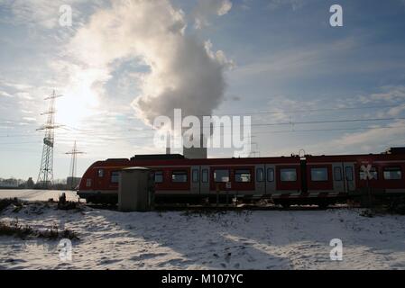 Mengede Dortmund, Germania. 04 dic 2010. Treno locale a Gustav Knepper power plant in Dortmund-Mengede su 04.12.2010. La stazione di potenza è stato arrestato su 23.12.2014 - Germania. | Utilizzo di credito in tutto il mondo: dpa/Alamy Live News Foto Stock