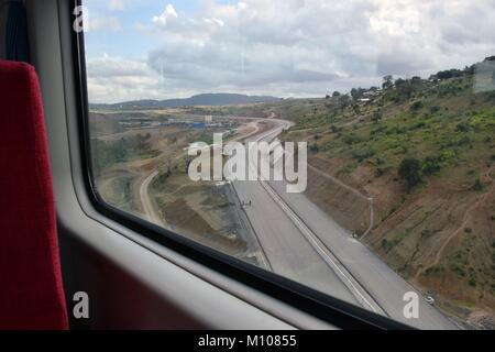 Treni passeggeri da Mombasa a Nairobi il 13.08.2017 attraversamento di una nuova strada a Mombasa - Kenya e. | Utilizzo di tutto il mondo Foto Stock