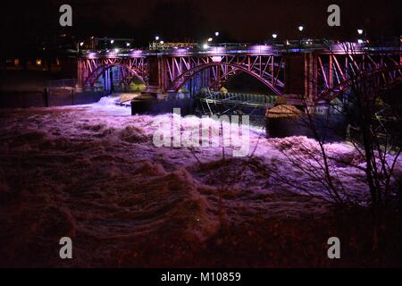 Glasgow, Scozia. 24 gen 2018. Regno Unito Meteo. Infuria acqua attraverso il Clyde stramazzo di marea in Gorballs, Glasgow dopo forti piogge Credito: Tony Clerkson/Alamy Live News Foto Stock