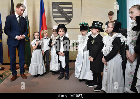 Dresden, Germania. 25 gennaio, 2018. Il Premier dello Stato della Sassonia, Michael Kretschmer (CDU), ricevendo i bambini per il "Bird nozze" nella Cancelleria di Stato di Dresda, in Germania, 25 gennaio 2018. I bambini in età prescolare da sorabo scuole materne in Ralbitz ha dimostrato come il festival di Bird's il matrimonio viene celebrato in Sassonia la Cancelleria di Stato. Credito: Matthias Rietschel/dpa-Zentralbild/ZB/dpa/Alamy Live News Foto Stock