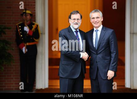 Madrid, Spagna. 25 gennaio, 2018. Il Primo Ministro spagnolo Mariano Rajoy (L) si riunisce con il segretario generale della NATO Jens Stoltenberg a Madrid, Spagna, 25 gennaio, 2018. Credito: Guo Qiuda/Xinhua/Alamy Live News Foto Stock