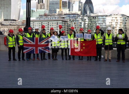 Londra, UK, 25 Gennaio 2018,Cina Yida Holding Co. posare per un nuovo anno cinese foto con un Britannico e una bandiera cinese in Queenswalk accanto al Fiume Tamigi a Londra. Il Capodanno cinese è il 16 febbraio 2018©Keith Larby/Alamy Live News Foto Stock