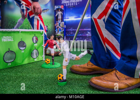 Londra, Regno Unito. 25 gennaio, 2018. MiniMaster gioco di calcio pronto per la Coppa del mondo - l'annuale Fiera del giocattolo a Olympia, Londra. Credito: Guy Bell/Alamy Live News Foto Stock