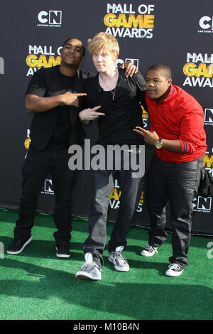 ***FILE FOTO*** Disney Star Adam Hicks arrestati sulla base del sospetto di rapine a mano armata*** Christopher Massey, Adam Hicks e Kyle Massey alla seconda edizione di Cartoon Network Hall of Game Awards a Barker Hangar il 18 febbraio 2012 in Santa Monica, California Foto Stock