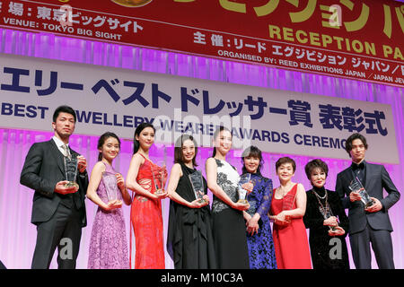 Tokyo, Giappone. 25 gennaio, 2018. Awardees frequentare la ventinovesima Giappone Best Jewellery indossatore cerimonia di premiazione il 25 gennaio 2018, Tokyo, Giappone. La cerimonia di premiazione annuale è parte della gioielleria internazionale di Tokyo (IJT) mostra tenutasi presso il Tokyo Big Sight dal gennaio 24 a 27. Credito: Rodrigo Reyes Marin/AFLO/Alamy Live News Foto Stock