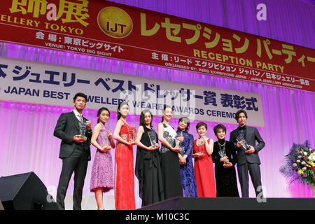 Tokyo, Giappone. 25 gennaio, 2018. Awardees frequentare la ventinovesima Giappone Best Jewellery indossatore cerimonia di premiazione il 25 gennaio 2018, Tokyo, Giappone. La cerimonia di premiazione annuale è parte della gioielleria internazionale di Tokyo (IJT) mostra tenutasi presso il Tokyo Big Sight dal gennaio 24 a 27. Credito: Rodrigo Reyes Marin/AFLO/Alamy Live News Foto Stock