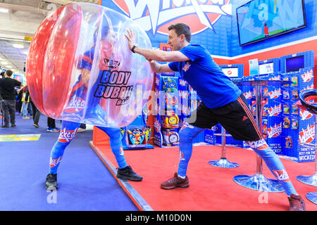 Londra, UK, 25 gennaio 2018. Il personale dell'empio corpo stand bolla lark intorno all'ultimo giorno della Toy Fair 2018 a Kensington Olympia Exhibition Centre. Credito: Imageplotter News e sport/Alamy Live News Foto Stock