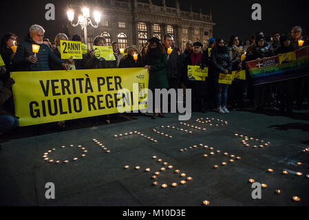 Torino Piemonte, Italia. 25 gennaio, 2018. Fiaccolata in memoria di Giulio Regeni a Torino, Italia. Giulio Regeni era un ricercatore italiano che è stato ucciso il 25 gennaio 2016 del Cairo in Egitto. Egli era in Egitto per fare ricerca su egiziano indipendente dei sindacati. Credito: Stefano Guidi/ZUMA filo/Alamy Live News Foto Stock