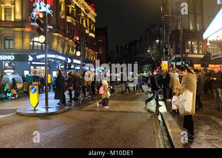 Donna orientale utilizzando il proprio smartphone su carbonizzazione Cross Road, Londra, Inghilterra, Regno Unito Foto Stock