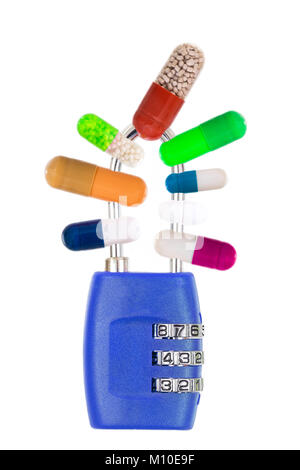 Medicina farmaco compresse intrappolato in un verde a forma di lucchetto in metallo su sfondo bianco copia testo Foto Stock