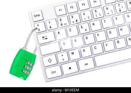 Immagine simbolica contro la dipendenza da computer : tastiera con lucchetto rosso su sfondo bianco Foto Stock