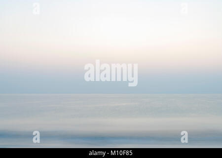 Sfocata del mare sullo sfondo del paesaggio dell'Oceano Indiano a sunrise, il sultanato di Oman Foto Stock