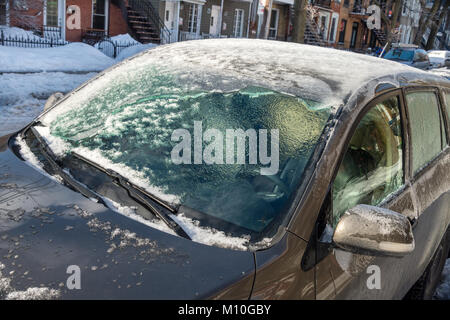 Spesso strato di ghiaccio che copre auto dopo la pioggia gelata a Montreal, Canada Foto Stock