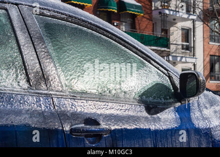 Spesso strato di ghiaccio che copre auto dopo la pioggia gelata a Montreal, Canada Foto Stock