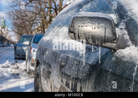 Spesso strato di ghiaccio che copre auto dopo la pioggia gelata a Montreal, Canada Foto Stock