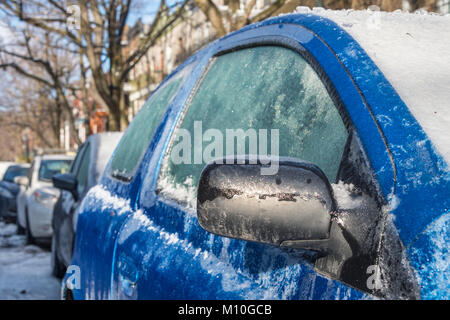 Spesso strato di ghiaccio che copre auto dopo la pioggia gelata a Montreal, Canada Foto Stock