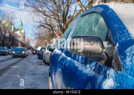 Spesso strato di ghiaccio che copre auto dopo la pioggia gelata a Montreal, Canada Foto Stock