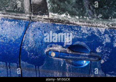 Spesso strato di ghiaccio che copre auto dopo la pioggia gelata a Montreal, Canada - Close up di auto gestire. Foto Stock