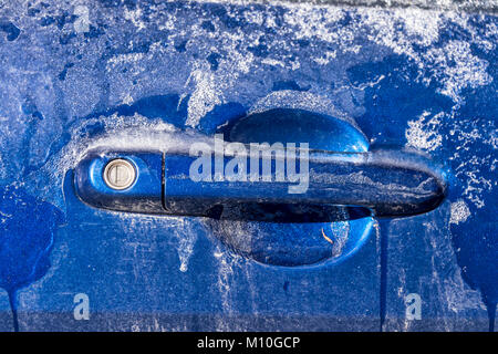 Spesso strato di ghiaccio che copre auto dopo la pioggia gelata a Montreal, Canada - Close up di auto gestire. Foto Stock