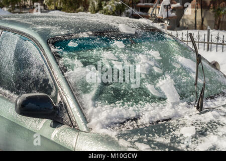 Spesso strato di ghiaccio che copre auto dopo la pioggia gelata a Montreal, Canada Foto Stock