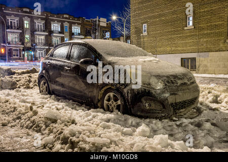 Montreal, Canada - 24 Gennaio 2017: la spessa coltre di ghiaccio che copre auto dopo la pioggia di congelamento Foto Stock