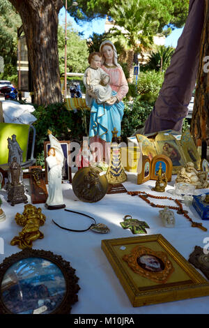 Mercato delle pulci all'aperto in St Maxime, Francia, close up della tabella articoli religiosi Foto Stock