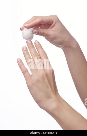 Donna mano e smalto per unghie remover, acetone isolato su bianco, percorso di clipping incluso Foto Stock