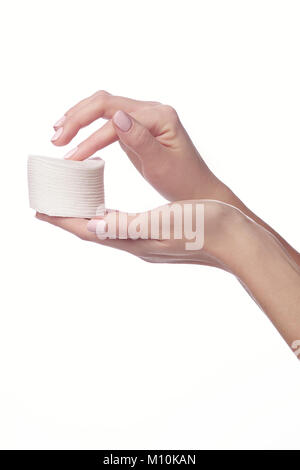Donna mano e smalto per unghie remover, acetone isolato su bianco, percorso di clipping incluso Foto Stock